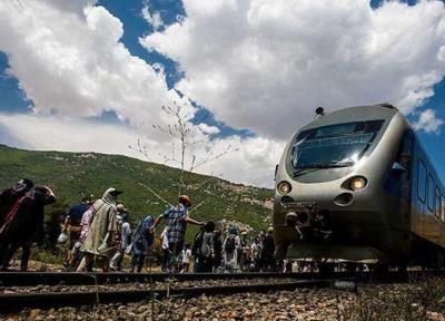 ورود نخستین قطار گردشگری به شهر جهانی انگور