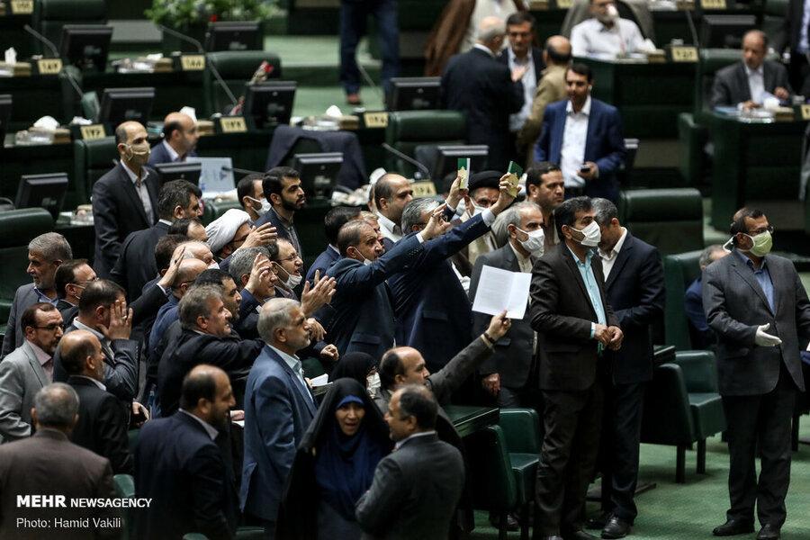 این تصاویر عجیب مجلس را ببینید ، صدا و سیما به جای مچ گیری در مترو و خیابان سراغ نمایندگان برود