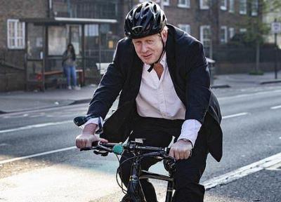 دوچرخه سواری نخست وزیر انگلیس در اوج قرنطینه (عکس)