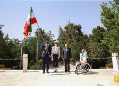 (عکس) تحویل پرچم ایران در المپیک به صمد نیکخواه بهرامی
