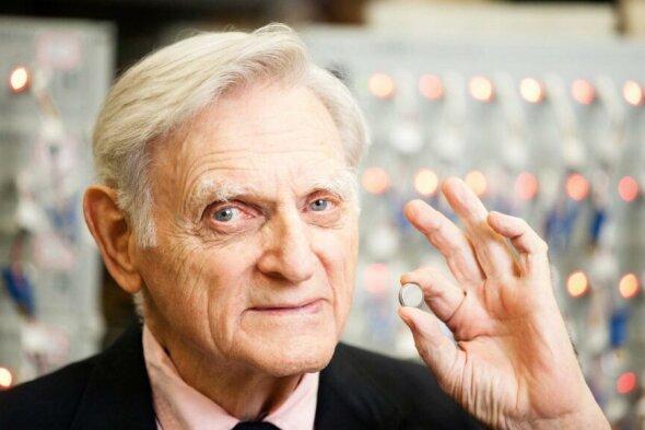 درگذشت پیرترین برنده جایزه نوبل، خالق باتری های لیتیوم، یون