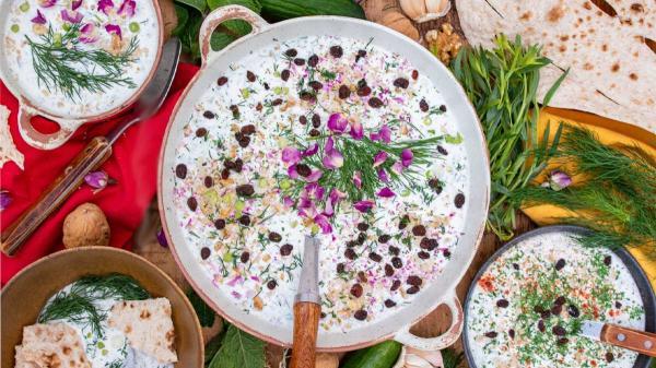 طرز تهیه آبدوغ خیار با سبزی خشک برای روزهای تابستان طرز تهیه آبدوغ خیار با سبزی خشک برای روزهای تابستان